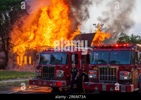 Detroit, Michigan, USA. 10. Juni 2023. Ein verlassenes Haus brennt auf der nahöstlichen Seite von Detroit, eine offensichtliche Brandstiftung. Kredit: Jim West/Alamy Live News Stockfoto