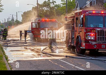 Detroit, Michigan, USA. 10. Juni 2023. Ein verlassenes Haus brennt auf der nahöstlichen Seite von Detroit, eine offensichtliche Brandstiftung. Die Flammen waren so intensiv, dass die Feuerwehrleute Wasser auf ihre eigene Ausrüstung sprühen mussten. Kredit: Jim West/Alamy Live News Stockfoto