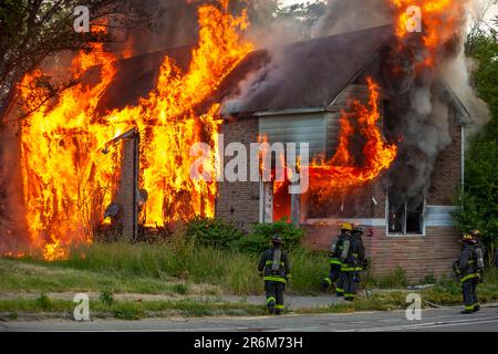 Detroit, Michigan, USA. 10. Juni 2023. Ein verlassenes Haus brennt auf der nahöstlichen Seite von Detroit, eine offensichtliche Brandstiftung. Kredit: Jim West/Alamy Live News Stockfoto