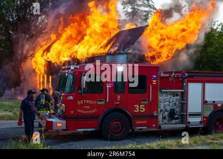 Detroit, Michigan, USA. 10. Juni 2023. Ein verlassenes Haus brennt auf der nahöstlichen Seite von Detroit, eine offensichtliche Brandstiftung. Kredit: Jim West/Alamy Live News Stockfoto