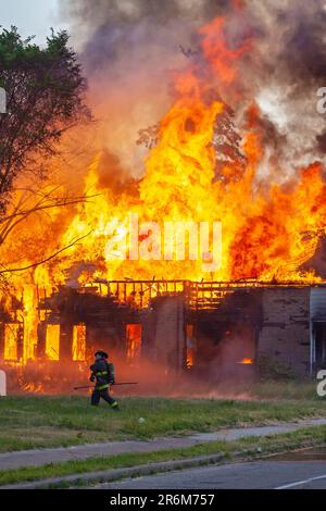 Detroit, Michigan, USA. 10. Juni 2023. Ein verlassenes Haus brennt auf der nahöstlichen Seite von Detroit, eine offensichtliche Brandstiftung. Kredit: Jim West/Alamy Live News Stockfoto