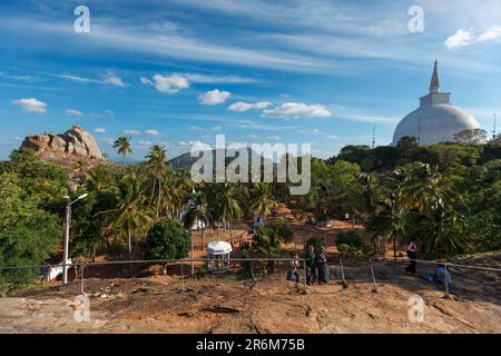 Mahaseya Dagoba buddhistische Stupa und Meditation Rock in Mihintale, Sri Lanka Stockfoto