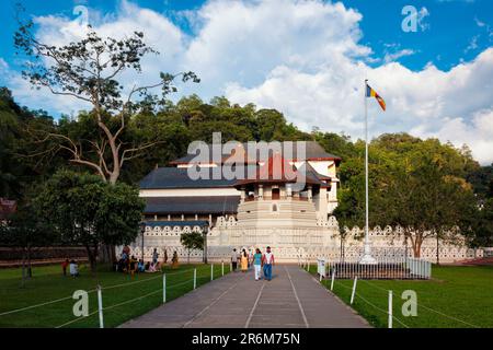 Tempel des Heiligen Zahnes (Dalada Maligava), sehr wichtiger buddhistischer Schrein in Kandy, Sri Lanka Stockfoto