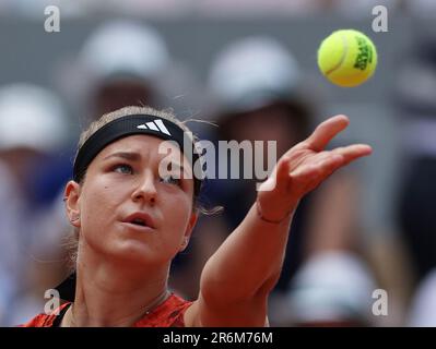Paris, Frankreich. 10. Juni 2023. Karolina Muchova aus der Tschechischen Republik tritt am 10. Juni 2023 beim französischen Open-Tennisturnier Roland Garros in Paris im Singles-Finale der Frauen gegen IGA Swiatek aus Polen auf. Kredit: Gao Jing/Xinhua/Alamy Live News Stockfoto