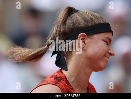 Paris, Frankreich. 10. Juni 2023. Karolina Muchova aus der Tschechischen Republik reagiert während des Frauenfinales gegen die IGA Swiatek aus Polen beim French Open Tennis Turnier in Roland Garros in Paris, Frankreich, am 10. Juni 2023. Kredit: Gao Jing/Xinhua/Alamy Live News Stockfoto