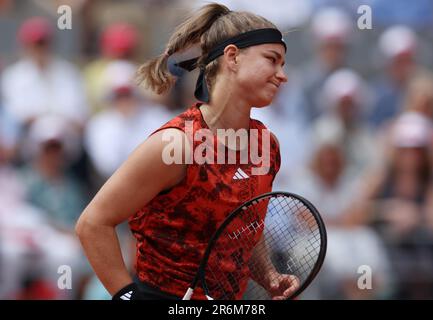 Paris, Frankreich. 10. Juni 2023. Karolina Muchova aus der Tschechischen Republik reagiert während des Frauenfinales gegen die IGA Swiatek aus Polen beim French Open Tennis Turnier in Roland Garros in Paris, Frankreich, am 10. Juni 2023. Kredit: Gao Jing/Xinhua/Alamy Live News Stockfoto