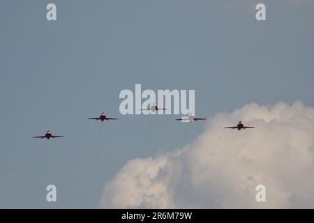 Hook Norton, Oxfordshire, Großbritannien. 10. Juni 2023 Rote Pfeile fliegen vorbei am Dorf Hook Norton Oxfordshire England, Großbritannien. , . Kredit: MELVIN GREEN/Alamy Live News Stockfoto