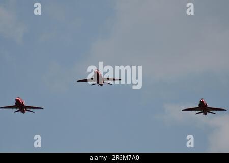 Hook Norton, Oxfordshire, Großbritannien. 10. Juni 2023 Rote Pfeile fliegen vorbei am Dorf Hook Norton Oxfordshire England, Großbritannien. , . Kredit: MELVIN GREEN/Alamy Live News Stockfoto