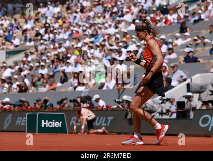 Paris, Frankreich. 10. Juni 2023. Karolina Muchova aus der Tschechischen Republik reagiert während des Frauenfinales gegen die IGA Swiatek aus Polen beim French Open Tennis Turnier in Roland Garros in Paris, Frankreich, am 10. Juni 2023. Kredit: Gao Jing/Xinhua/Alamy Live News Stockfoto
