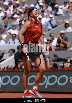 Paris, Frankreich. 10. Juni 2023. Karolina Muchova aus der Tschechischen Republik reagiert während des Frauenfinales gegen die IGA Swiatek aus Polen beim French Open Tennis Turnier in Roland Garros in Paris, Frankreich, am 10. Juni 2023. Kredit: Gao Jing/Xinhua/Alamy Live News Stockfoto