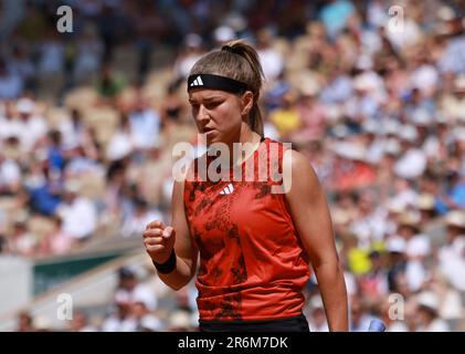 Paris, Frankreich. 10. Juni 2023. Karolina Muchova aus der Tschechischen Republik reagiert während des Frauenfinales gegen die IGA Swiatek aus Polen beim French Open Tennis Turnier in Roland Garros in Paris, Frankreich, am 10. Juni 2023. Kredit: Gao Jing/Xinhua/Alamy Live News Stockfoto
