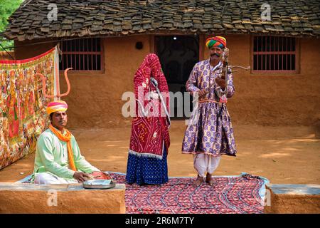 Kalbelia Volksmusik im Kulturdorf Shilpgram in der Nähe von Udaipur Stockfoto