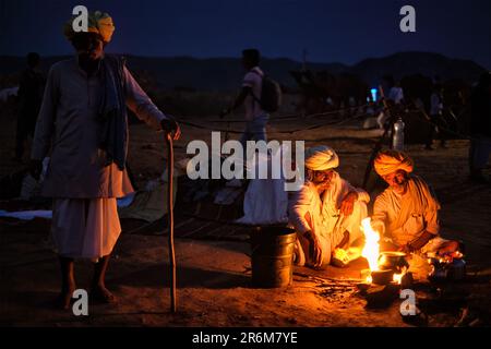 Indische Männer und Kamele auf der Kamelmesse Pushkar Mela Stockfoto