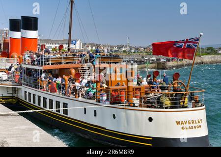 Porthcawl, Wales - 9. Juni 2023: Passagiere an Bord des alten Paddeldampfers Waverley am Pier in Porthcawl Stockfoto