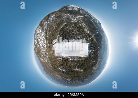 Blick von oben auf den Prodromos-Staudamm im Winter. Bezirk Limassol, Zypern. 360°-Kugelpanorama Stockfoto