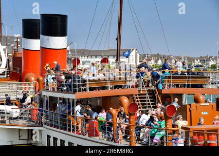 Porthcawl, Wales - 9. Juni 2023: Passagiere an Bord des alten Paddeldampfers Waverley am Pier in Porthcawl Stockfoto