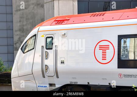 Cardiff, Wales - 8. Juni 2023: Aus der Sicht eines neuen Zuges, der von Transport for Wales in der South Wales Metro betrieben wird. Stockfoto