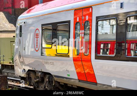 cardiff, Wales - 8. Juni 2023: Aus der Sicht eines neuen Zuges, der von Transport for Wales in der South Wales Metro betrieben wird. Andere Züge und Reisebusse sind reflektiert Stockfoto