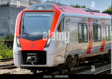 Cardiff, Wales - 8. Juni 2023: Aus der Sicht eines neuen Zuges, der von Transport for Wales betrieben und in der South Wales Metro eingesetzt wird Stockfoto