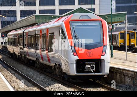 Cardiff, Wales - 8. Juni 2023: Aus der Sicht eines neuen Zuges von Transport for Wales, der am Hauptbahnhof von Cardiff ankommt Stockfoto