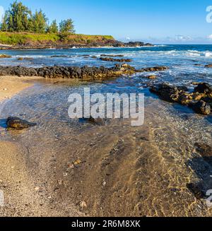 Buntes Glas gemischt mit Sand und Felsen, Glass Beach, Port Allen, Kauai, Hawaii, USA Stockfoto