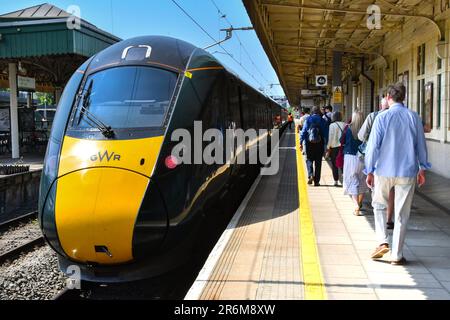 Cardiff, Wales - Juni 2023: Hochgeschwindigkeitszug, der vom Great Western Railway am Hauptbahnhof von Cardiff betrieben wird, mit Passagieren auf dem Bahnsteig Stockfoto