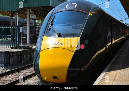 Cardiff, Wales - Juni 2023: Elektrischer Hochgeschwindigkeitszug, der von der Great Western Railway am Hauptbahnhof von Cardiff betrieben wird Stockfoto