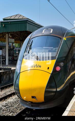 Cardiff, Wales - Juni 2023: Elektrischer Hochgeschwindigkeitszug, der von der Great Western Railway am Hauptbahnhof von Cardiff betrieben wird Stockfoto