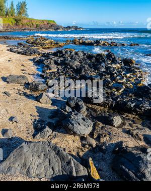 Buntes Glas gemischt mit Sand und Felsen, Glass Beach, Port Allen, Kauai, Hawaii, USA Stockfoto