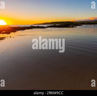 Sonnenuntergang über Gezeitenpools am Salt Pond Beach, Salt Pond Beach Park, Hanapepe, Kauai, Hawaii, USA Stockfoto