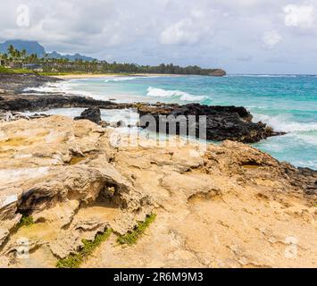 Vulkanische Küste von Shipwreck Beach mit Ha'upu Ridge in der Ferne, Poipu, Kauai, Hawaii, USA Stockfoto