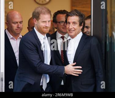 Prinz Harry (L) hat sich dem Anwalt David Sherborne (R) angeschlossen, als er heute nach dem dritten Prozesstag gegen das Newspa der Mirror Group den High Court verlässt Stockfoto