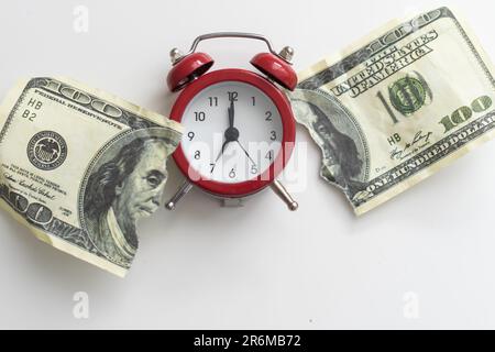 Hundert Dollar Bill zerrissen in der Hälfte isoliert auf einem weißen Hintergrund. Stockfoto