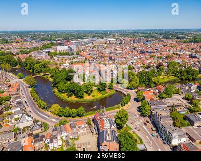 Blick aus der Vogelperspektive auf das Stadtzentrum von Alkmaar Niederlande Stockfoto