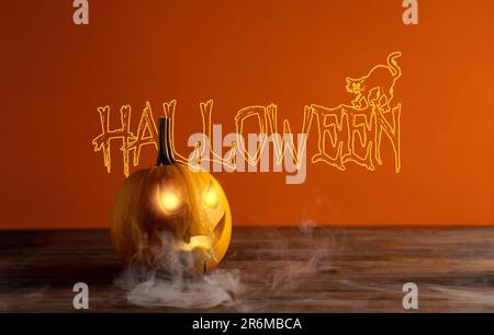 Stillleben mit einer glühenden Jack-Laterne mit Rauch auf einem Holztisch auf blutorangefarbenem Hintergrund mit der Inschrift Halloween Stockfoto