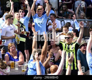 Manchester, Vereinigtes Königreich, 10. Juni 2023. Fans des Manchester City Football Clubs singen am Nachmittag vor dem Old Wellington Pub im Zentrum von Manchester, Großbritannien, vor dem Finale der UEFA Champions League 2022-23 zwischen man City und Inter Mailand im Atatürk Olympiastadion in Istanbul, Türkei. Kredit: Terry Waller/Alamy Live News Stockfoto