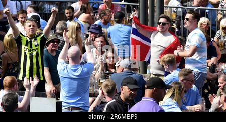 Manchester, Vereinigtes Königreich, 10. Juni 2023. Fans des Manchester City Football Clubs singen am Nachmittag vor dem Old Wellington Pub im Zentrum von Manchester, Großbritannien, vor dem Finale der UEFA Champions League 2022-23 zwischen man City und Inter Mailand im Atatürk Olympiastadion in Istanbul, Türkei. Kredit: Terry Waller/Alamy Live News Stockfoto