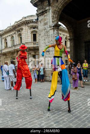 Havanna, Kuba. Strett Walker-Künstler unterhalten sich in den Straßen der Altstadt von Havanna. Nur redaktionelle Verwendung. Stockfoto
