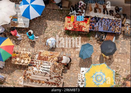 Trinidad, Kuba. Blick von oben auf einen Straßenmarkt in Trinidad. Stockfoto