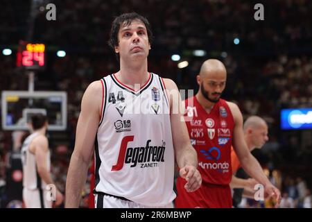 Mailand, Italien. 09. Juni 2023. Italien, Mailand, juni 9 2023: Milos Teodosic (Virtus Guard) Sad for the defeated at the end of Basketball game EA7 Emporio Armani Milan vs Virtus Segafredo Bologna, Final game1 Playoff LBA 2022-2023 (Foto: Fabrizio Andrea Bertani/Pacific Press) Credit: Pacific Press Production Corp./Alamy Live News Stockfoto