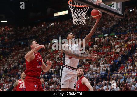 Mailand, Italien. 09. Juni 2023. Italien, Mailand, juni 9 2023: Jordan Mickey (Virtus Forward) trifft im 2. Quartal während des Basketballspiels EA7 Emporio Armani Milan vs Virtus Segafredo Bologna in der Farbe. Finale game1 Playoff LBA 2022-2023 (Foto: Fabrizio Andrea Bertani/Pacific Press) Kredit: Pacific Press Media Production Corp./Alamy Live News Stockfoto