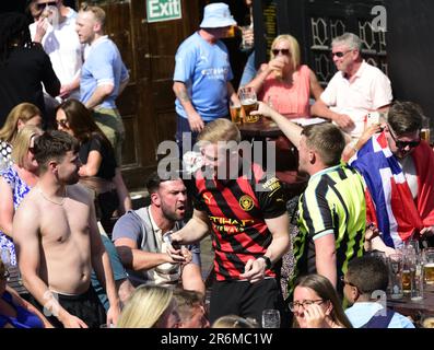 Manchester, Vereinigtes Königreich, 10. Juni 2023. Fans des Manchester City Football Clubs singen am Nachmittag vor dem Old Wellington Pub im Zentrum von Manchester, Großbritannien, vor dem Finale der UEFA Champions League 2022-23 zwischen man City und Inter Mailand im Atatürk Olympiastadion in Istanbul, Türkei. Kredit: Terry Waller/Alamy Live News Stockfoto