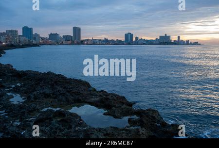 Havanna, Kuba. Blick auf den Sonnenuntergang über Havanna von den Mauern des Malecon. Stockfoto