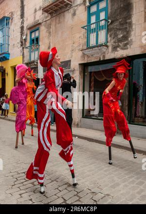 Havanna, Kuba. Strett Walker-Künstler unterhalten sich in den Straßen der Altstadt von Havanna. Nur redaktionelle Verwendung. Stockfoto