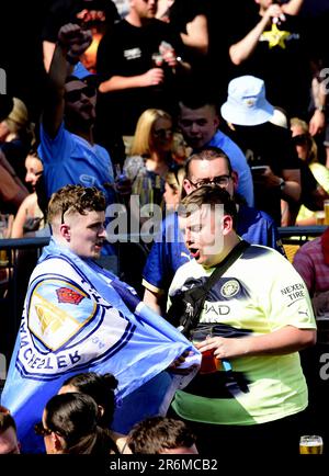 Manchester, Vereinigtes Königreich, 10. Juni 2023. Fans des Manchester City Football Clubs singen am Nachmittag vor dem Old Wellington Pub im Zentrum von Manchester, Großbritannien, vor dem Finale der UEFA Champions League 2022-23 zwischen man City und Inter Mailand im Atatürk Olympiastadion in Istanbul, Türkei. Kredit: Terry Waller/Alamy Live News Stockfoto