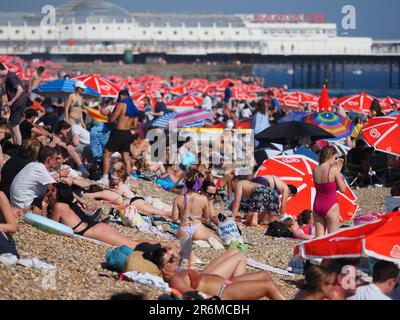 Menschenmassen am Brighton Beach in East Sussex, während die Temperaturen im Südosten ansteigen. Foto: Samstag, 10. Juni 2023. Stockfoto