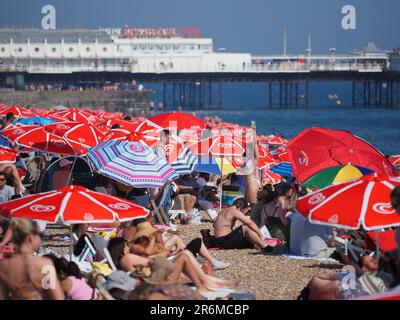 Menschenmassen am Brighton Beach in East Sussex, während die Temperaturen im Südosten ansteigen. Foto: Samstag, 10. Juni 2023. Stockfoto