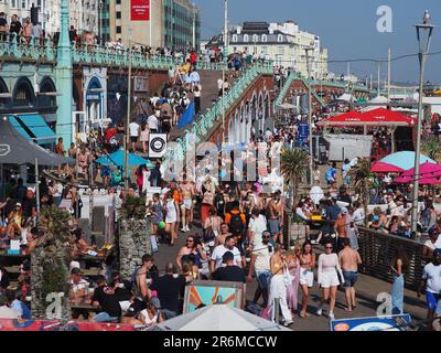 Menschenmassen an der Küste von Brighton in East Sussex, während die Temperaturen im Südosten ansteigen. Foto: Samstag, 10. Juni 2023. Stockfoto