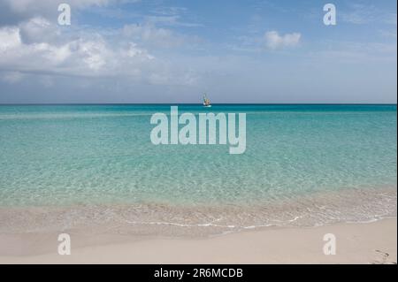 Varadero Beach, Kuba. Ein tropischer Strand mit kühlem blauem Wasser. Stockfoto