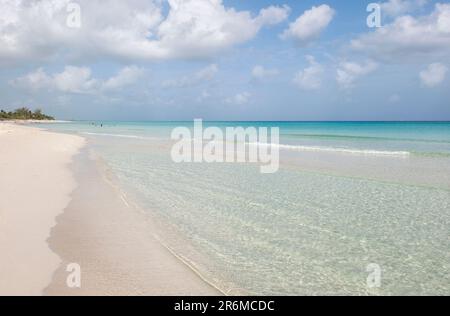 Varadero Beach, Kuba. Ein tropischer Strand mit kühlem blauem Wasser. Stockfoto